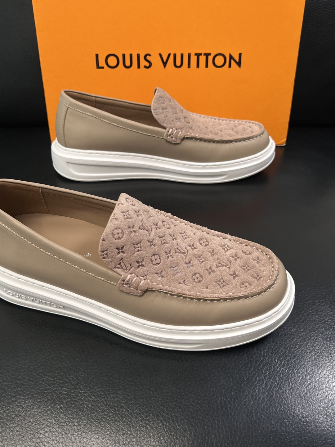 Lv  高品质  顶级工艺品  路易威登，运动板鞋专柜同步，鞋面意大利进口，高品质拼接缤纷色彩复杂工艺品