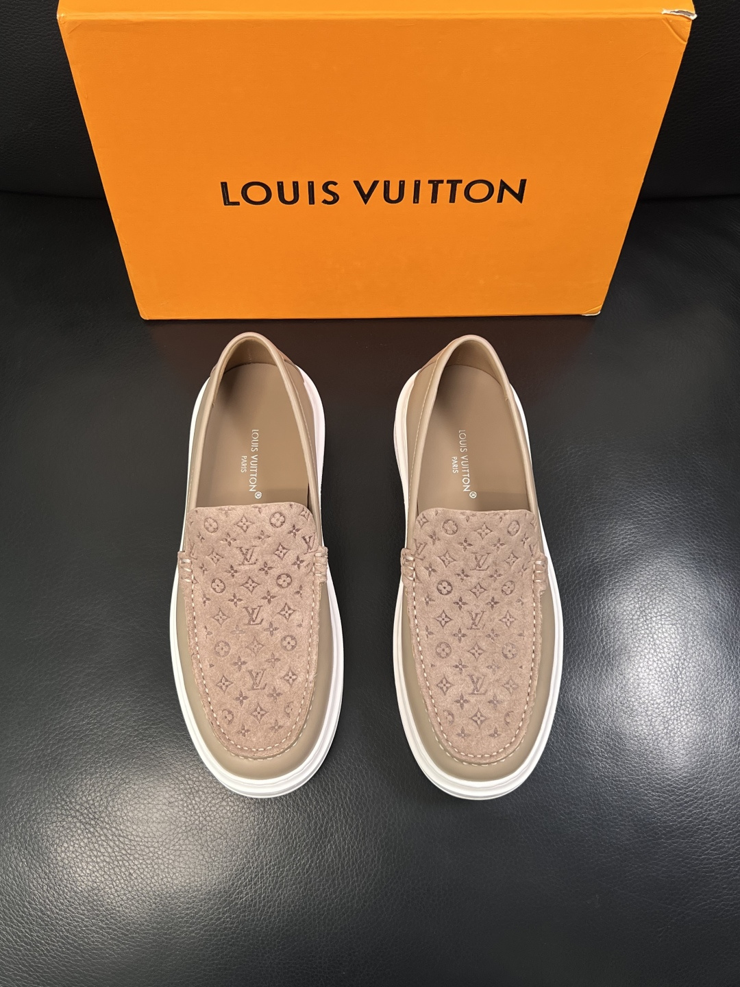 Lv  高品质  顶级工艺品  路易威登，运动板鞋专柜同步，鞋面意大利进口，高品质拼接缤纷色彩复杂工艺品