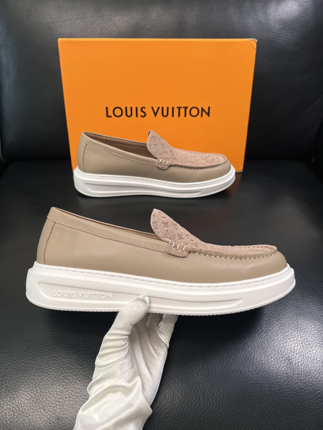 Lv  高品质  顶级工艺品  路易威登，运动板鞋专柜同步，鞋面意大利进口，高品质拼接缤纷色彩复杂工艺品