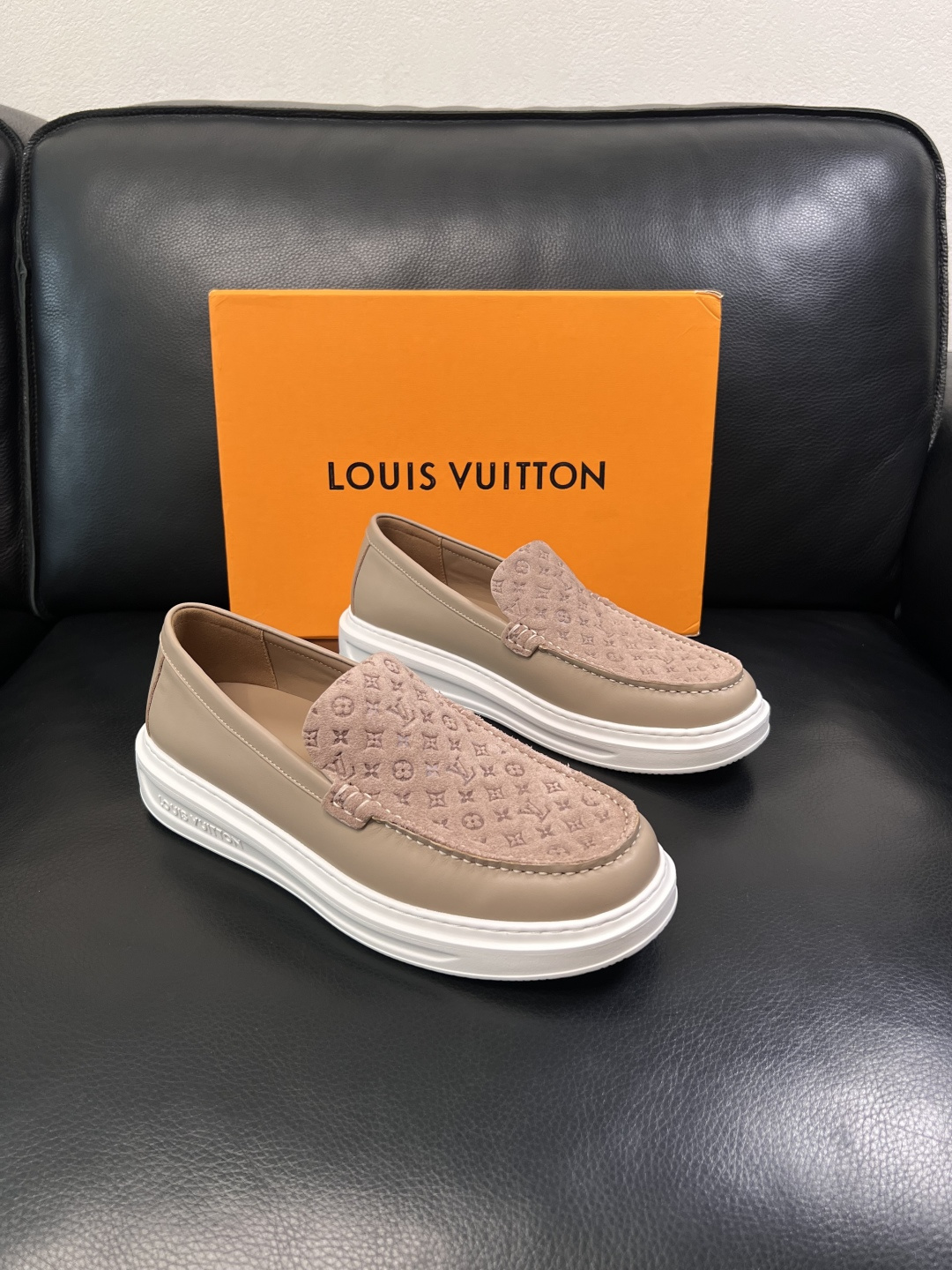 Lv  高品质  顶级工艺品  路易威登，运动板鞋专柜同步，鞋面意大利进口，高品质拼接缤纷色彩复杂工艺品