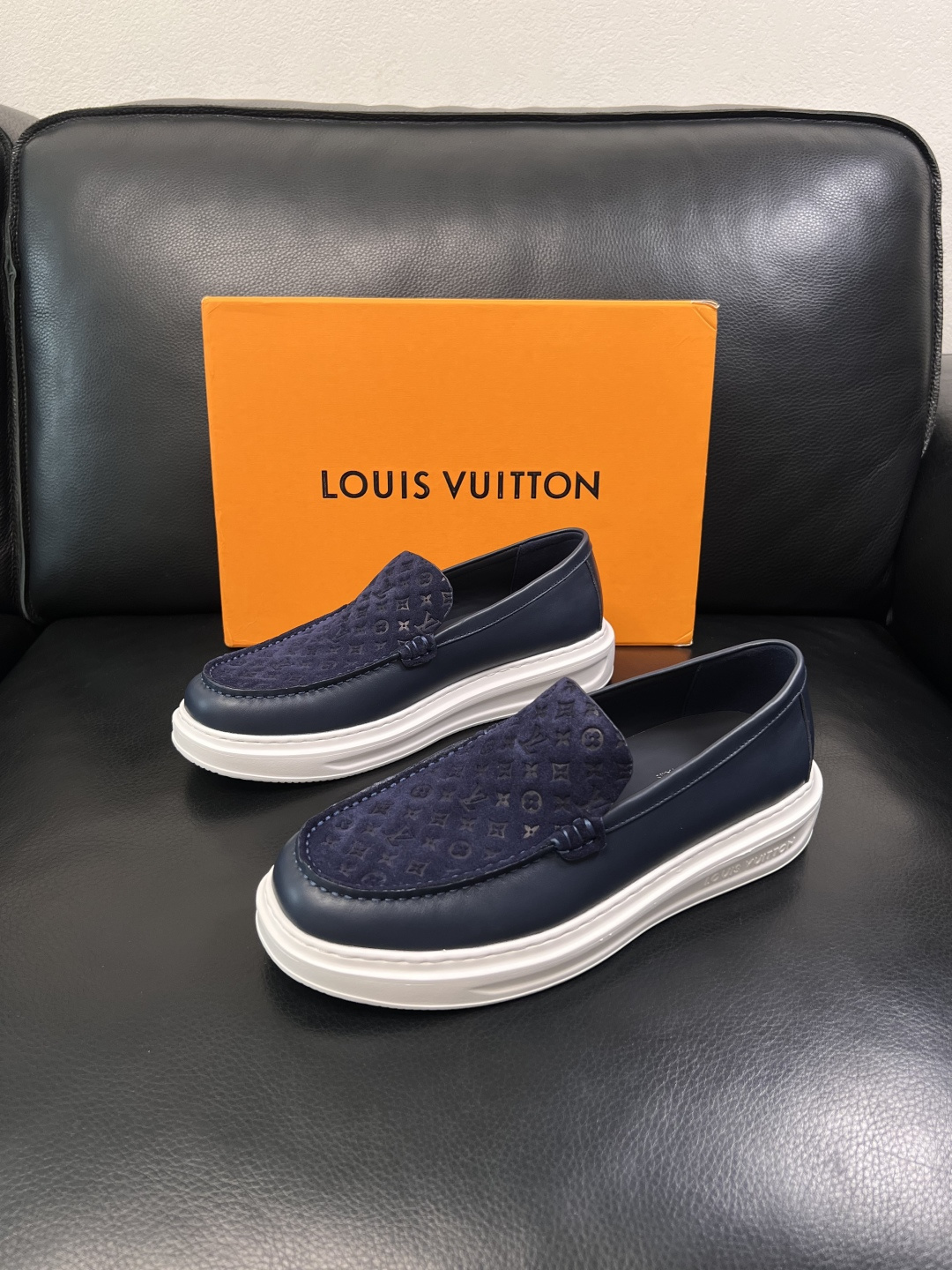 Lv  高品质  顶级工艺品  路易威登，运动板鞋专柜同步，鞋面意大利进口，高品质拼接缤纷色彩复杂工艺品