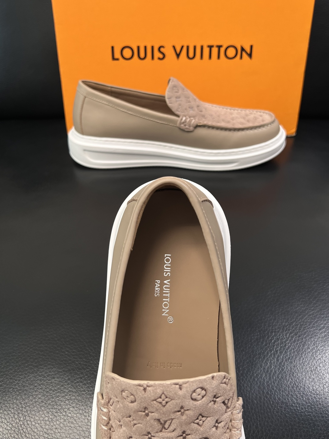 Lv  高品质  顶级工艺品  路易威登，运动板鞋专柜同步，鞋面意大利进口，高品质拼接缤纷色彩复杂工艺品