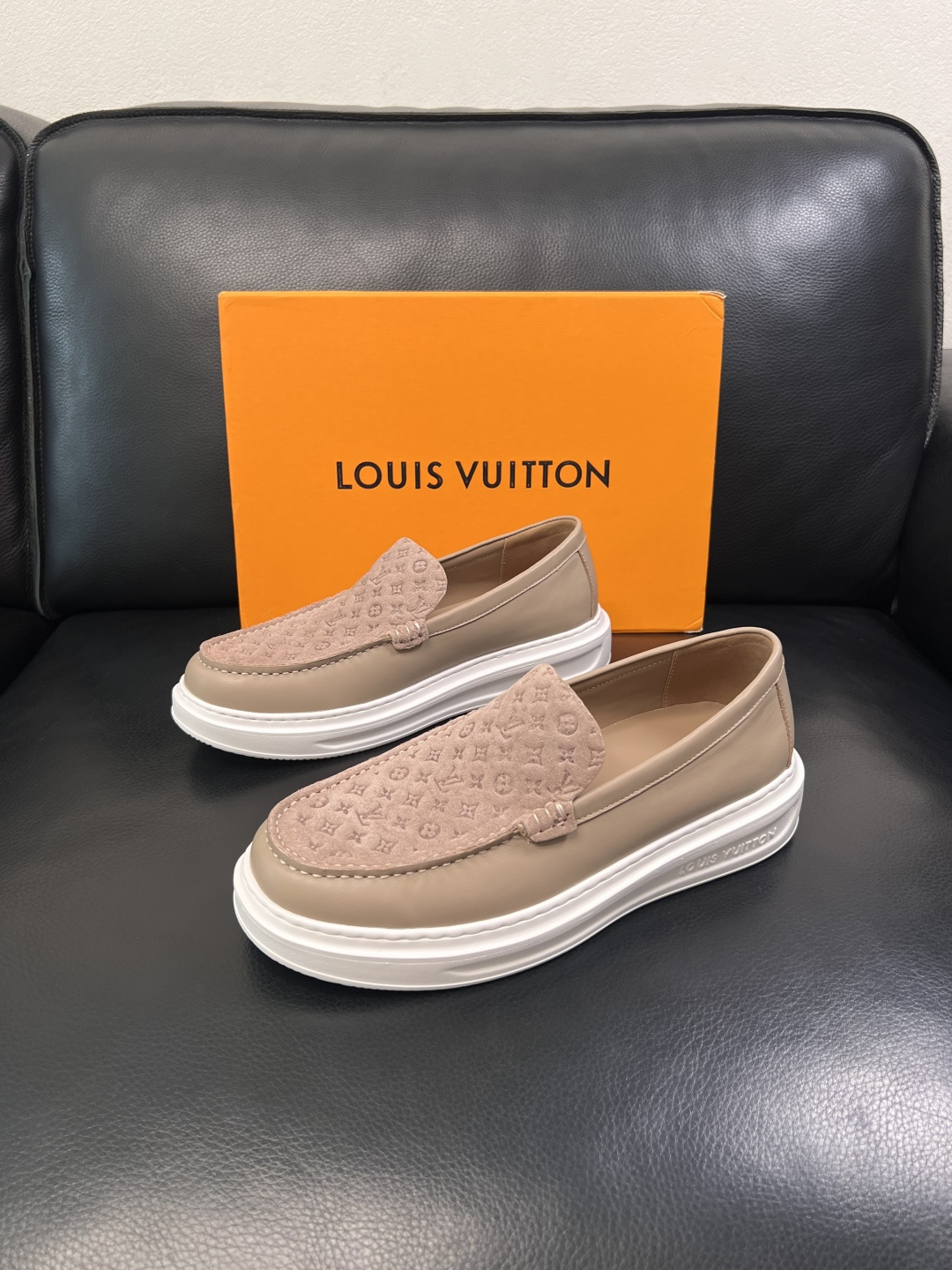 Lv  高品质  顶级工艺品  路易威登，运动板鞋专柜同步，鞋面意大利进口，高品质拼接缤纷色彩复杂工艺品