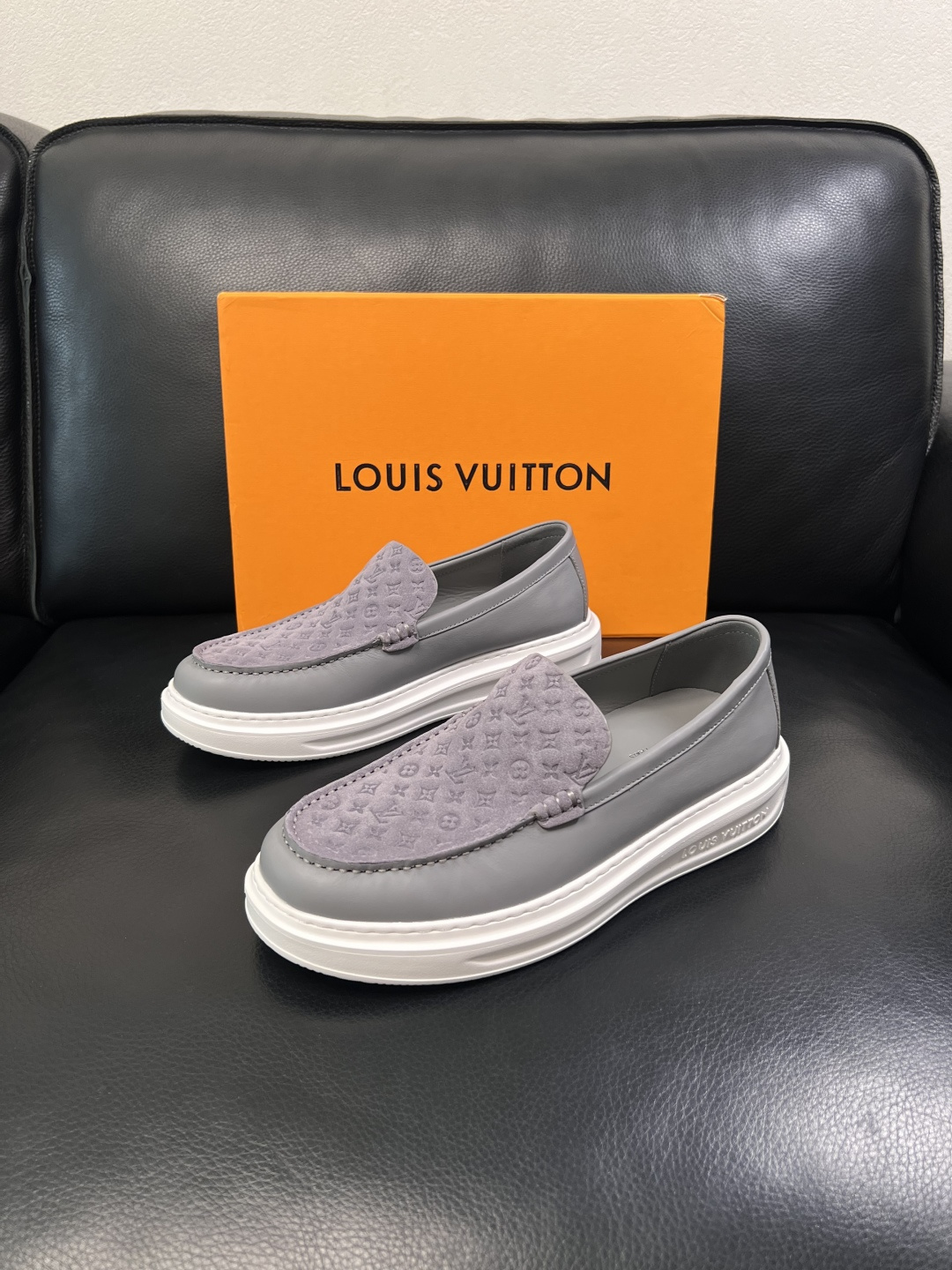 Lv  高品质  顶级工艺品  路易威登，运动板鞋专柜同步，鞋面意大利进口，高品质拼接缤纷色彩复杂工艺品