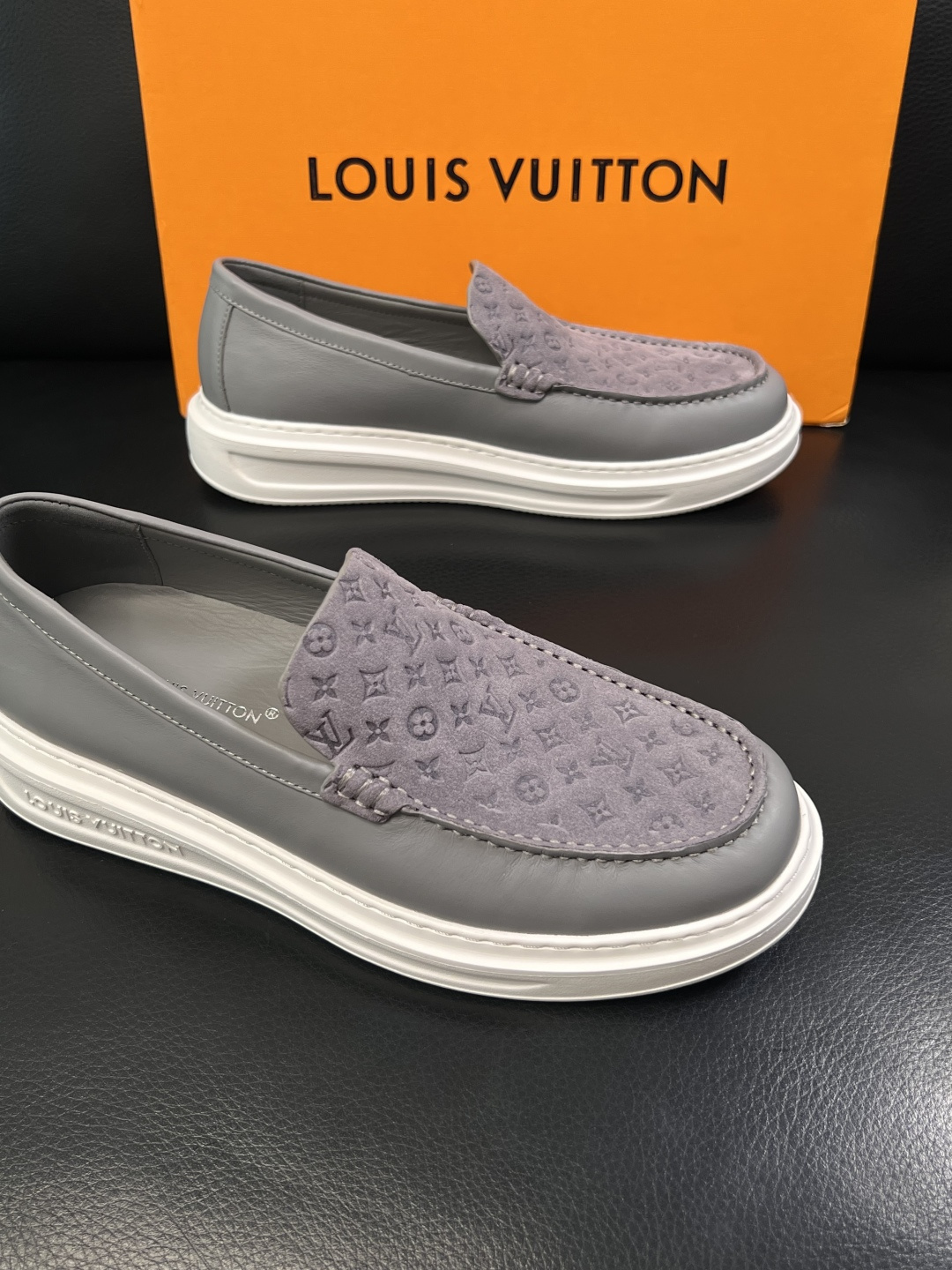Lv  高品质  顶级工艺品  路易威登，运动板鞋专柜同步，鞋面意大利进口，高品质拼接缤纷色彩复杂工艺品