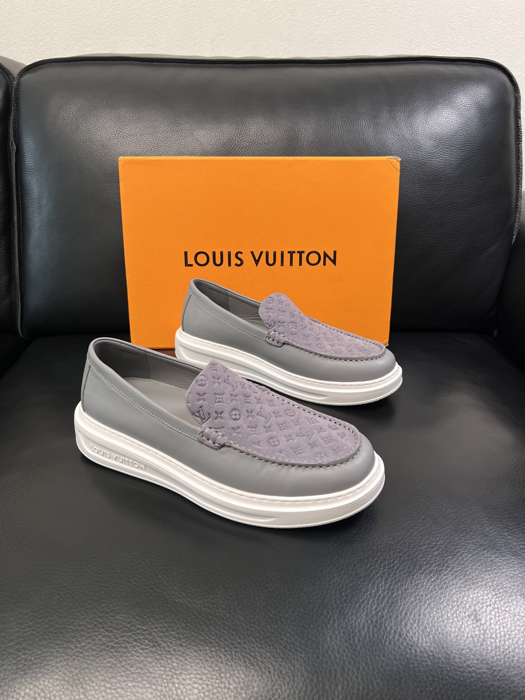 Lv  高品质  顶级工艺品  路易威登，运动板鞋专柜同步，鞋面意大利进口，高品质拼接缤纷色彩复杂工艺品