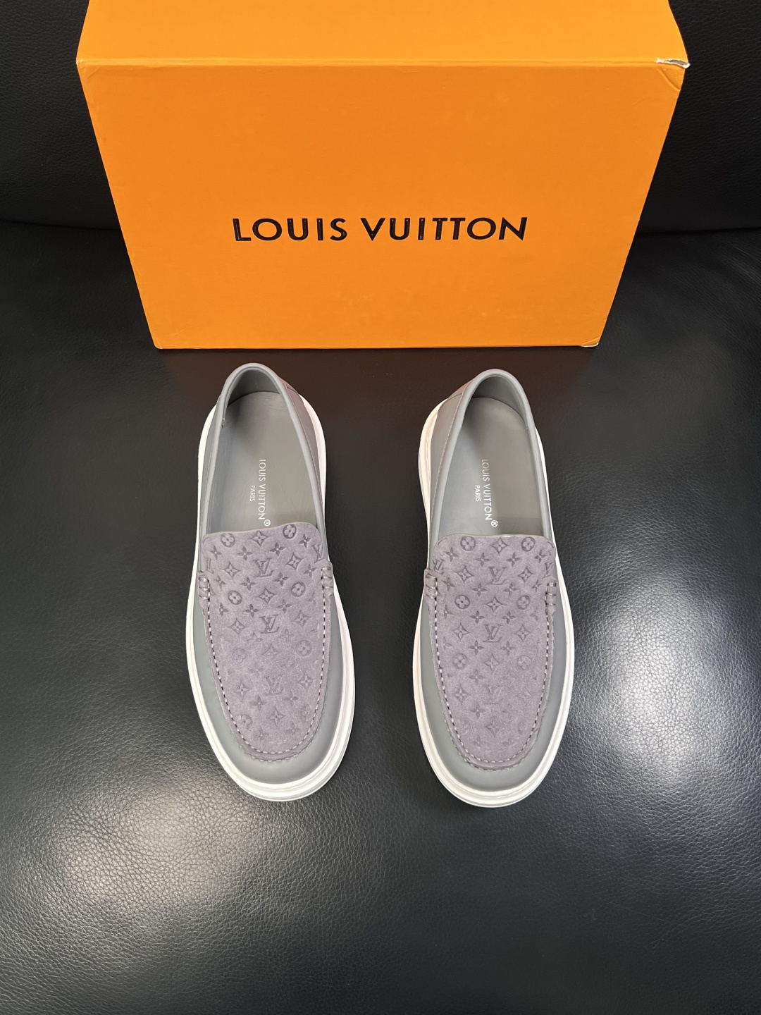 Lv  高品质  顶级工艺品  路易威登，运动板鞋专柜同步，鞋面意大利进口，高品质拼接缤纷色彩复杂工艺品