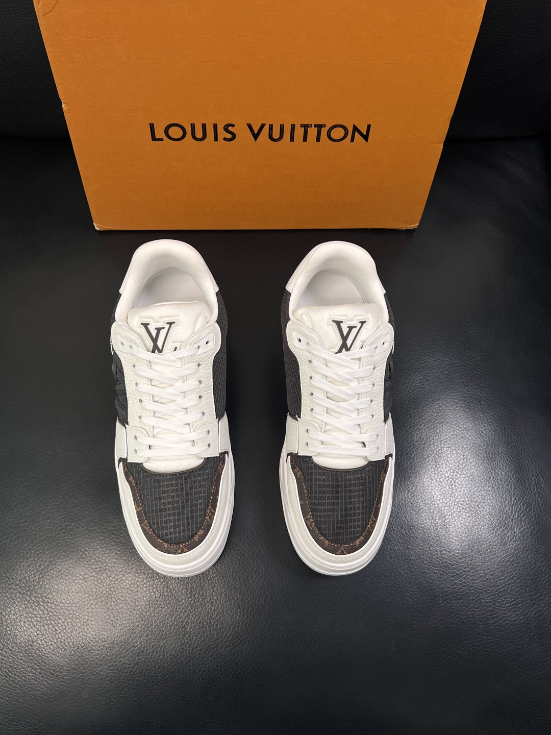 Lv  高品质  顶级工艺品  路易威登，运动板鞋专柜同步，鞋面意大利进口，高品质拼接缤纷色彩复杂工艺品