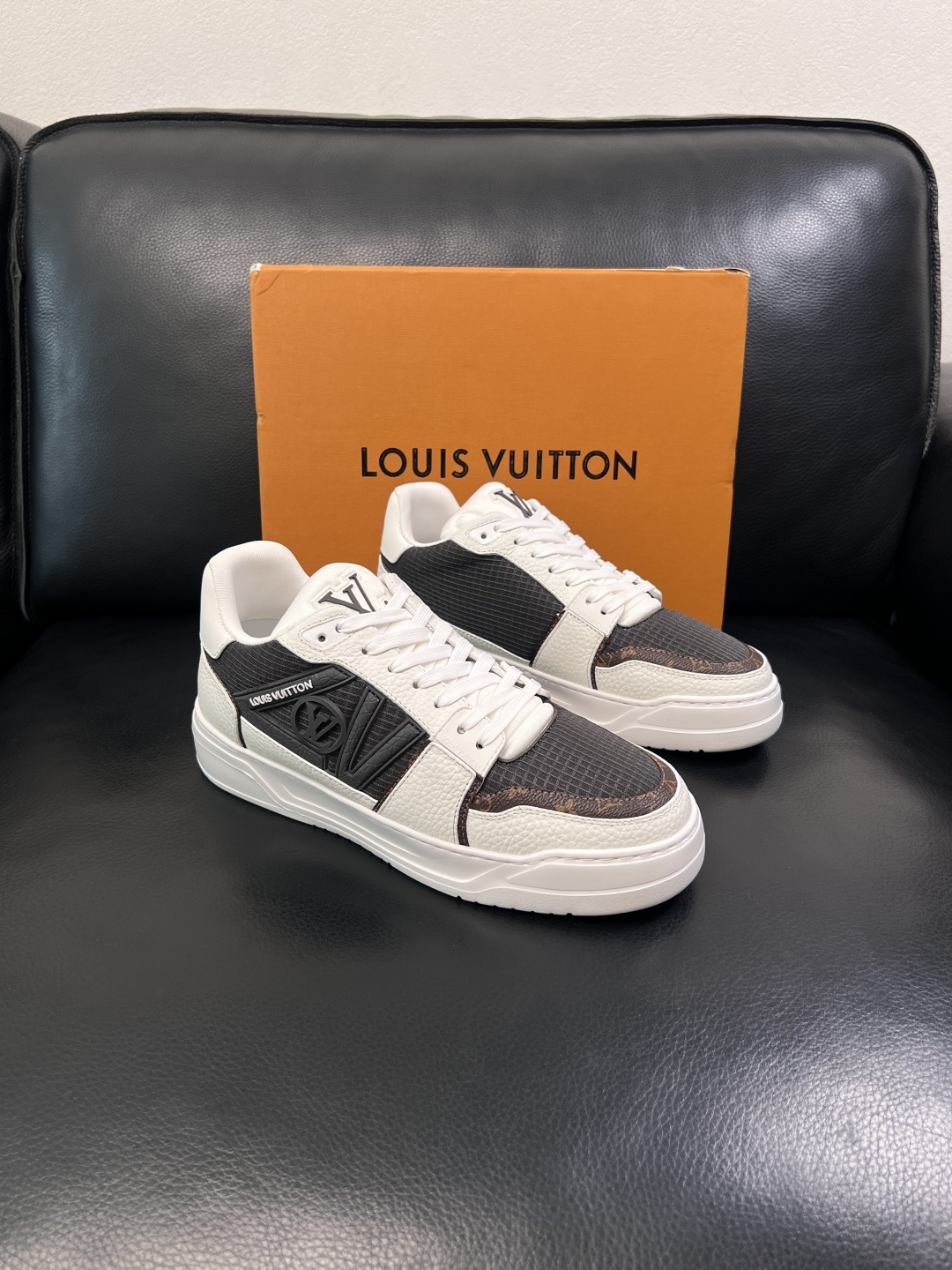 Lv  高品质  顶级工艺品  路易威登，运动板鞋专柜同步，鞋面意大利进口，高品质拼接缤纷色彩复杂工艺品