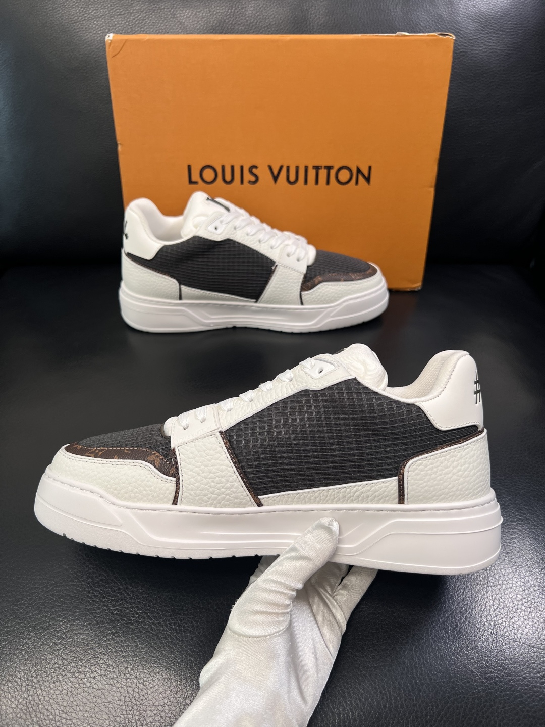 Lv  高品质  顶级工艺品  路易威登，运动板鞋专柜同步，鞋面意大利进口，高品质拼接缤纷色彩复杂工艺品