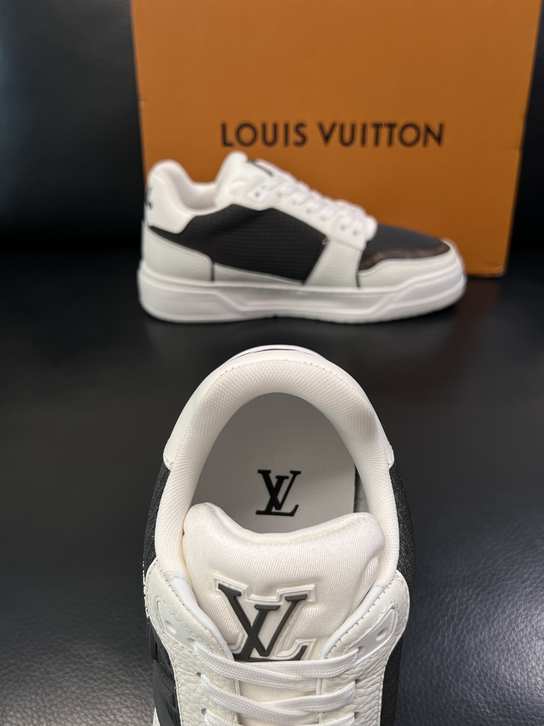 Lv  高品质  顶级工艺品  路易威登，运动板鞋专柜同步，鞋面意大利进口，高品质拼接缤纷色彩复杂工艺品