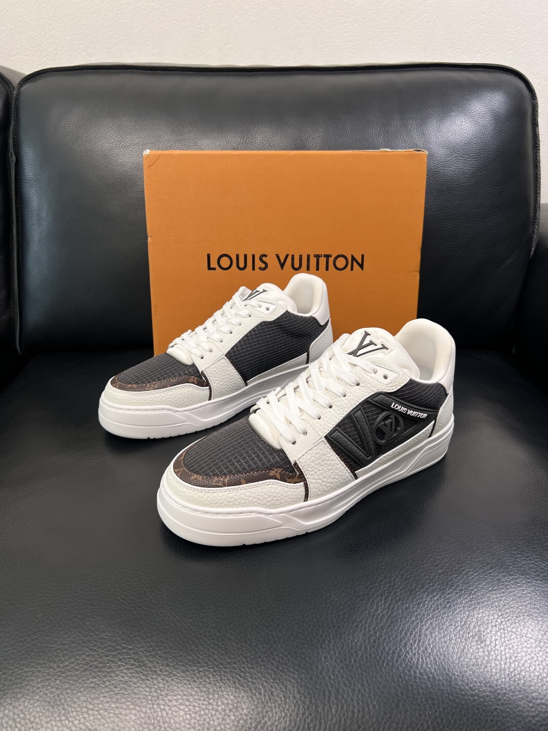 Lv  高品质  顶级工艺品  路易威登，运动板鞋专柜同步，鞋面意大利进口，高品质拼接缤纷色彩复杂工艺品