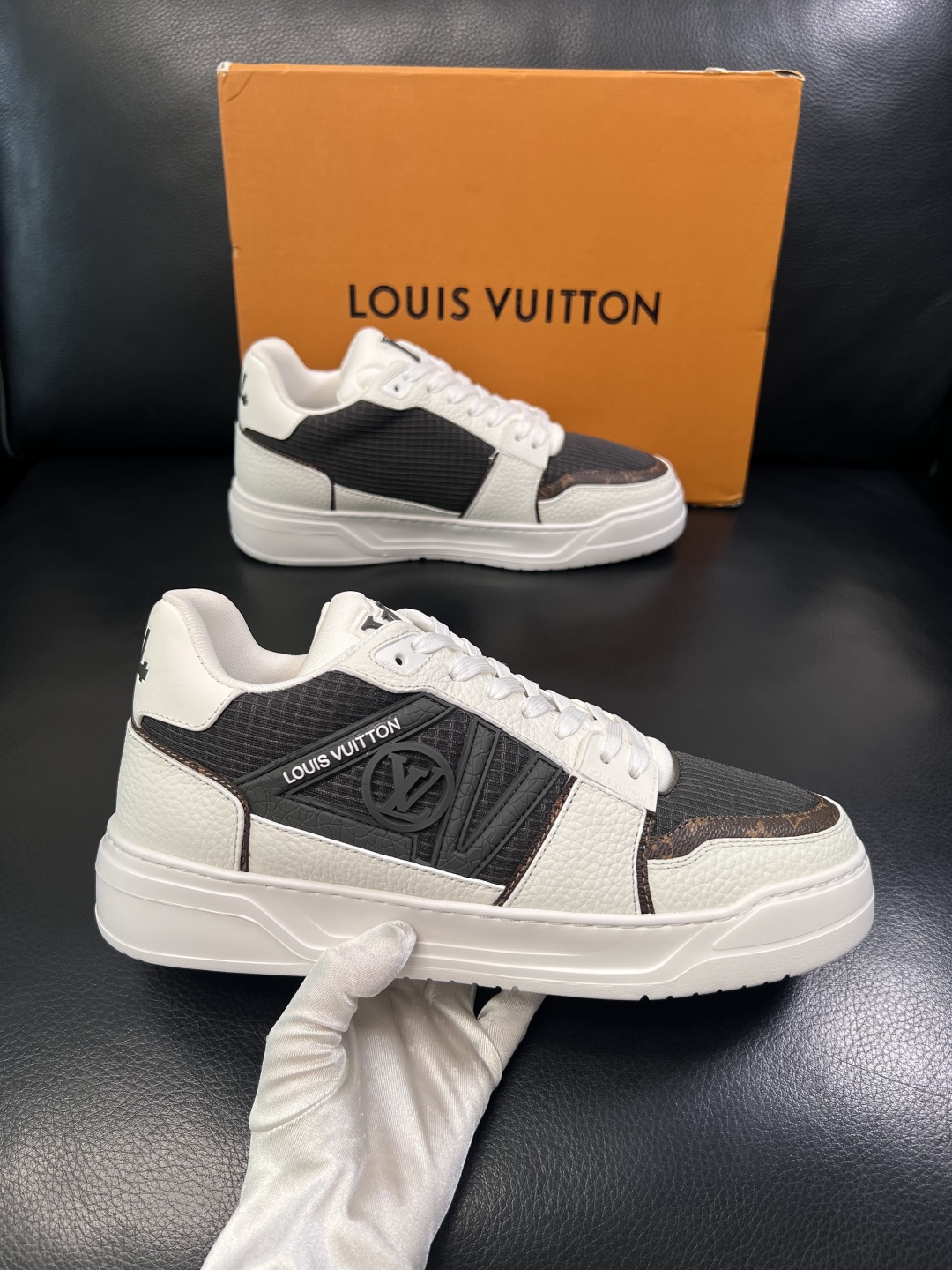 Lv  高品质  顶级工艺品  路易威登，运动板鞋专柜同步，鞋面意大利进口，高品质拼接缤纷色彩复杂工艺品