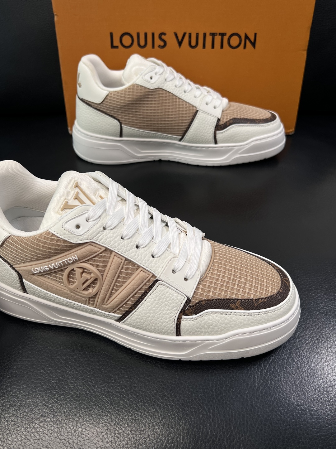 Lv  高品质  顶级工艺品  路易威登，运动板鞋专柜同步，鞋面意大利进口，高品质拼接缤纷色彩复杂工艺品
