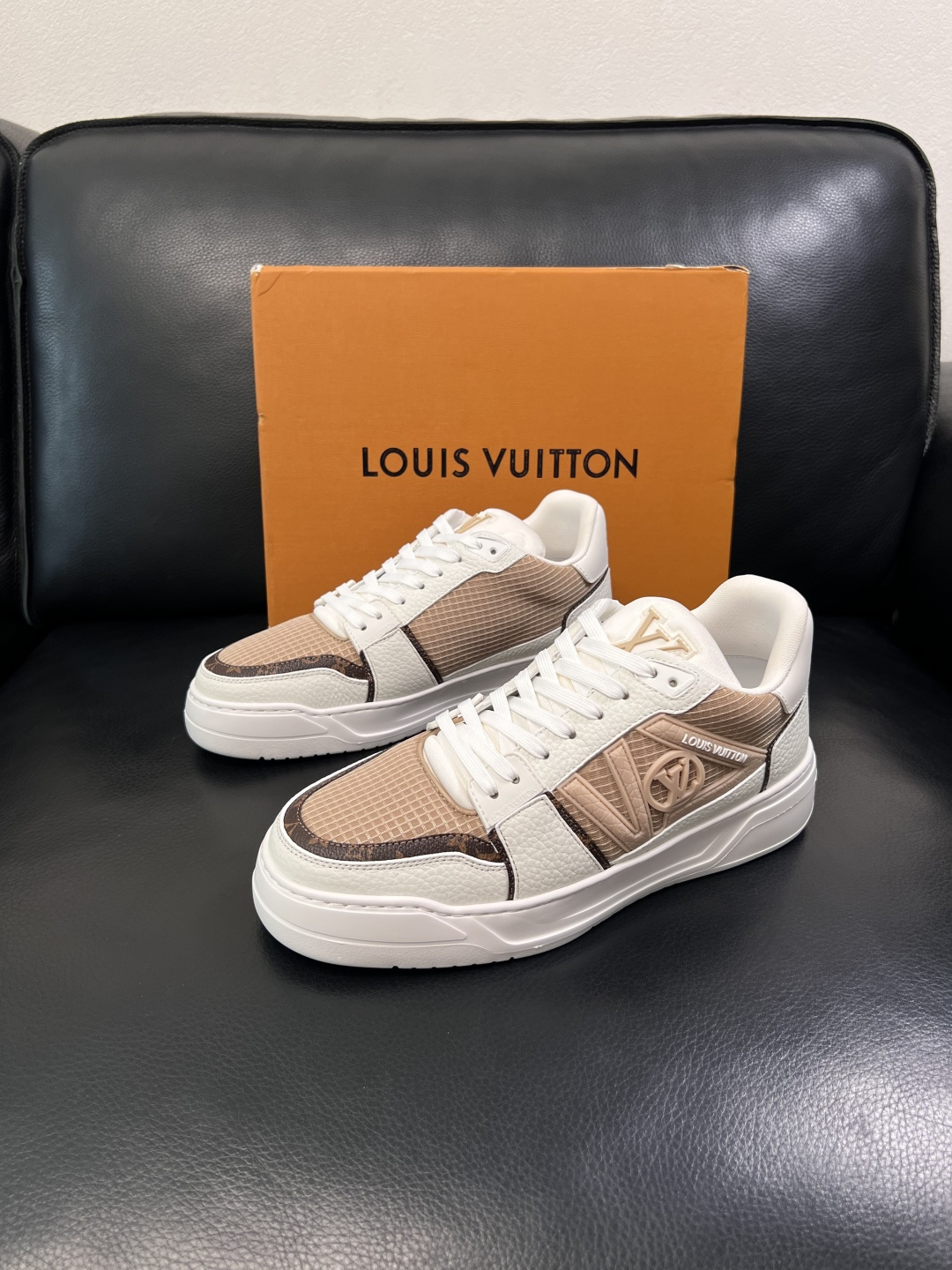 Lv  高品质  顶级工艺品  路易威登，运动板鞋专柜同步，鞋面意大利进口，高品质拼接缤纷色彩复杂工艺品