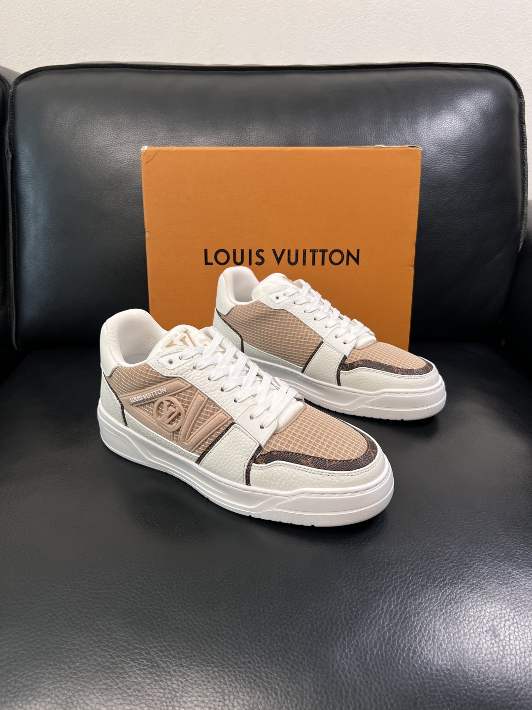 Lv  高品质  顶级工艺品  路易威登，运动板鞋专柜同步，鞋面意大利进口，高品质拼接缤纷色彩复杂工艺品