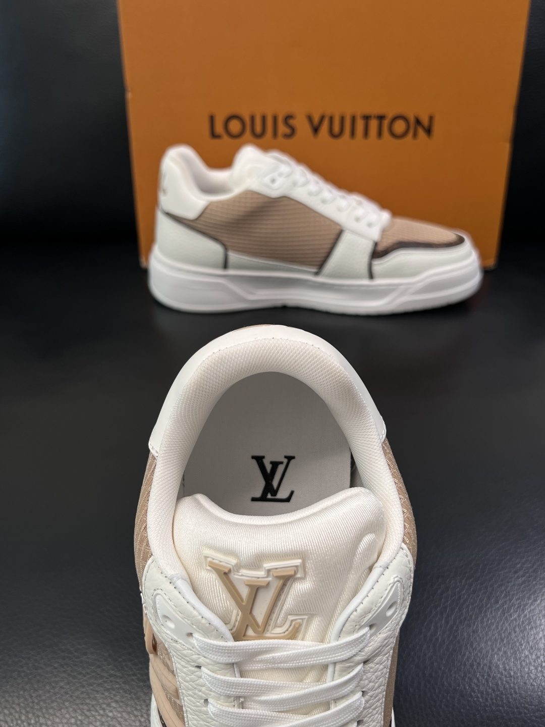 Lv  高品质  顶级工艺品  路易威登，运动板鞋专柜同步，鞋面意大利进口，高品质拼接缤纷色彩复杂工艺品