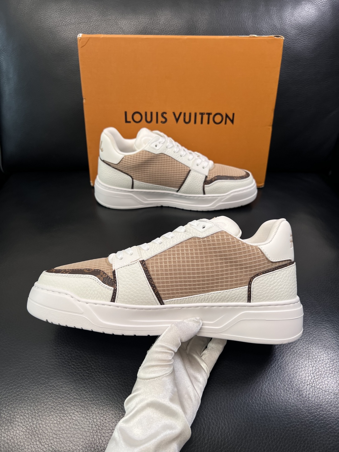 Lv  高品质  顶级工艺品  路易威登，运动板鞋专柜同步，鞋面意大利进口，高品质拼接缤纷色彩复杂工艺品
