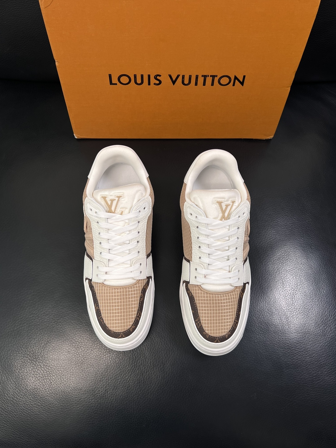 Lv  高品质  顶级工艺品  路易威登，运动板鞋专柜同步，鞋面意大利进口，高品质拼接缤纷色彩复杂工艺品