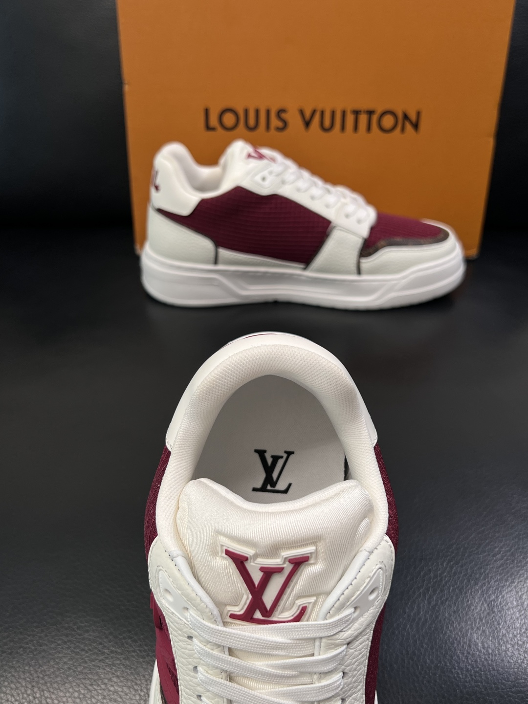 Lv  高品质  顶级工艺品  路易威登，运动板鞋专柜同步，鞋面意大利进口，高品质拼接缤纷色彩复杂工艺品