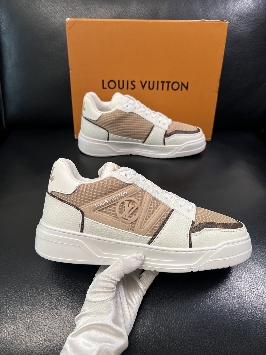 Lv  高品质  顶级工艺品  路易威登，运动板鞋专柜同步，鞋面意大利进口，高品质拼接缤纷色彩复杂工艺品