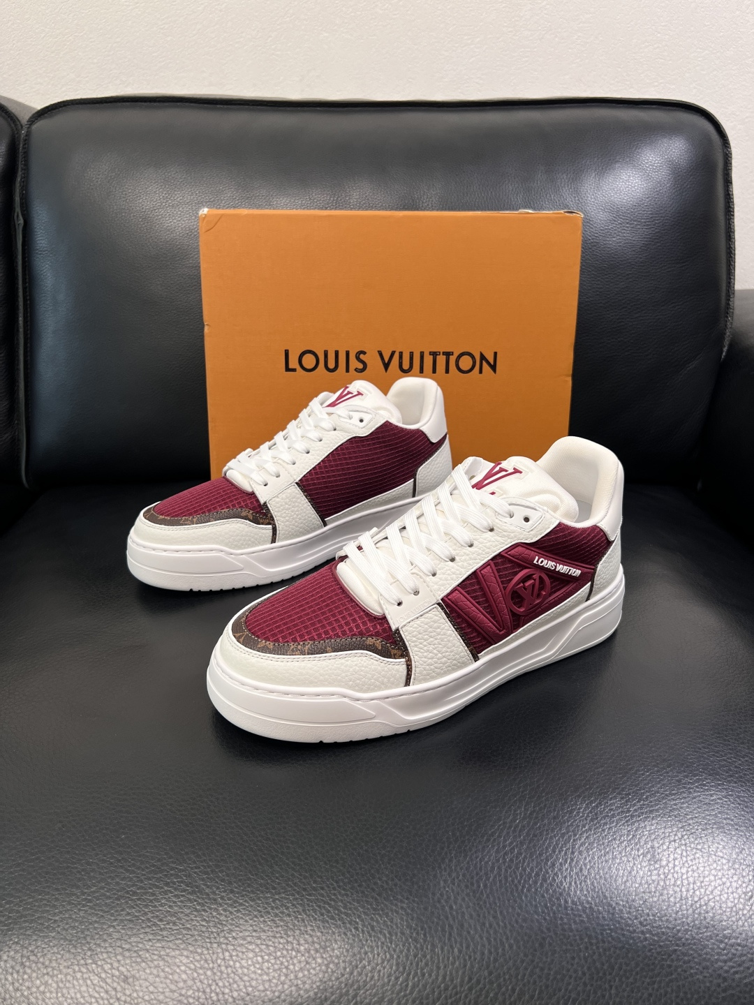 Lv  高品质  顶级工艺品  路易威登，运动板鞋专柜同步，鞋面意大利进口，高品质拼接缤纷色彩复杂工艺品