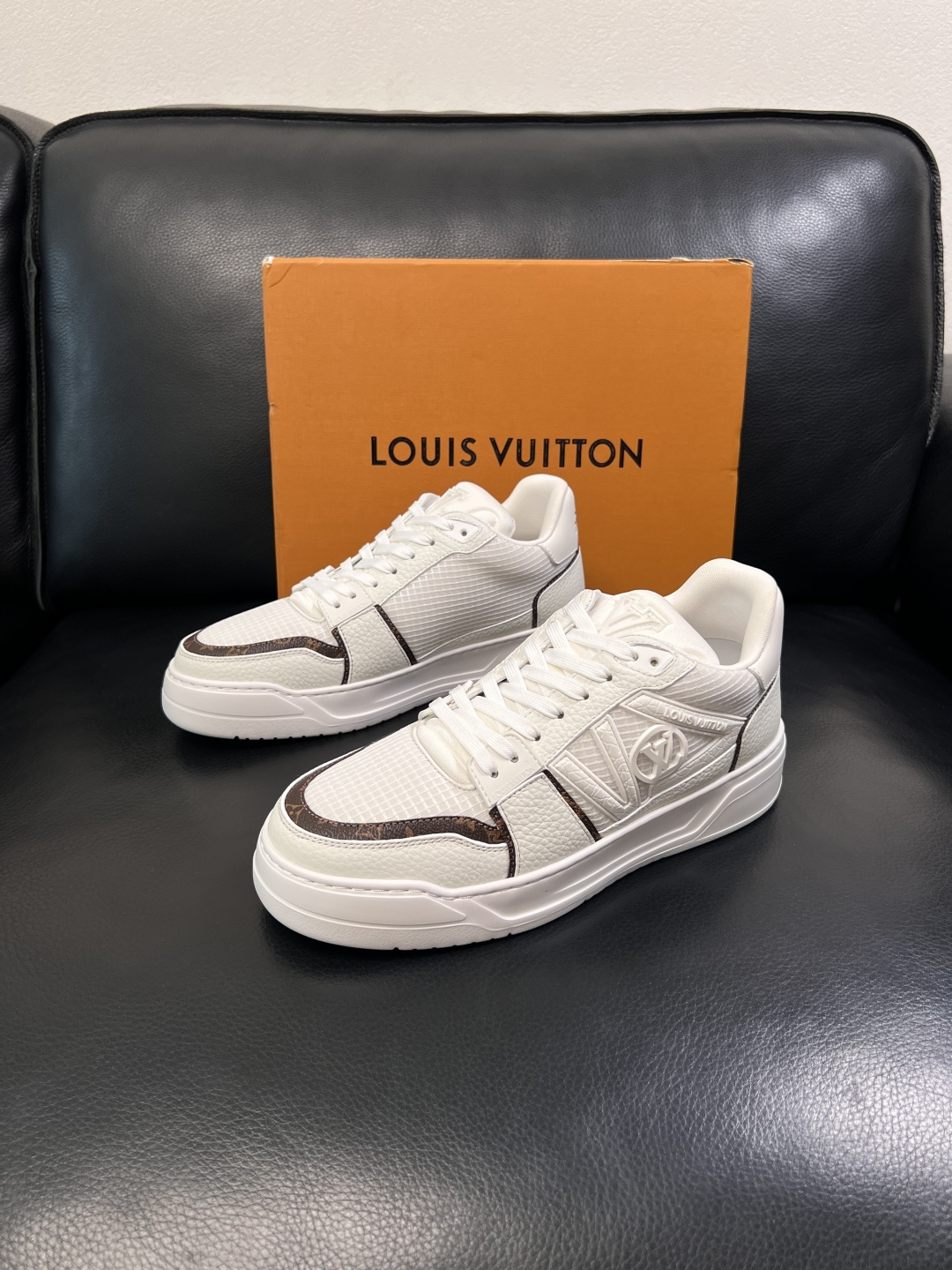 Lv  高品质  顶级工艺品  路易威登，运动板鞋专柜同步，鞋面意大利进口，高品质拼接缤纷色彩复杂工艺品