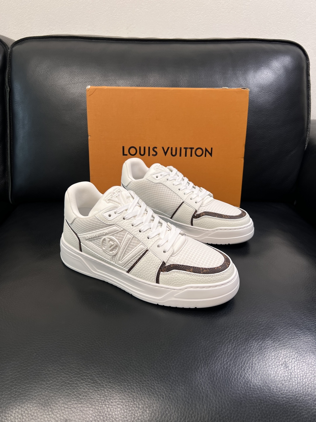 Lv  高品质  顶级工艺品  路易威登，运动板鞋专柜同步，鞋面意大利进口，高品质拼接缤纷色彩复杂工艺品