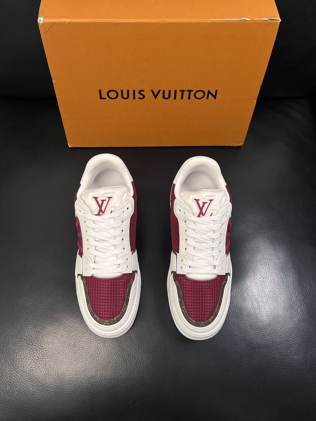 Lv  高品质  顶级工艺品  路易威登，运动板鞋专柜同步，鞋面意大利进口，高品质拼接缤纷色彩复杂工艺品