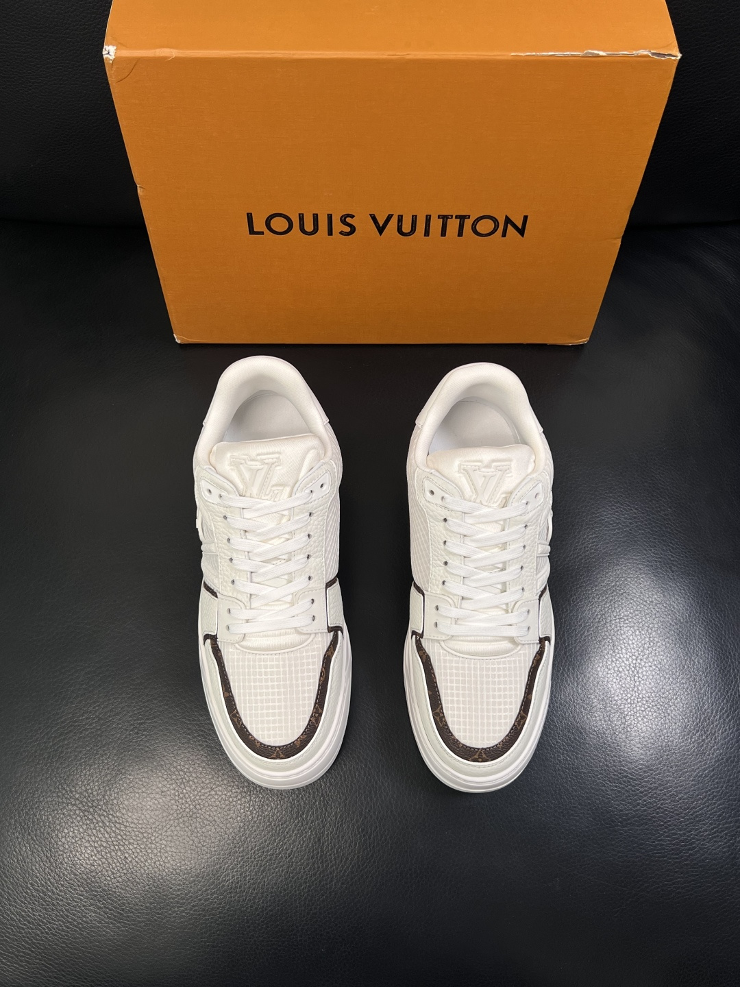 Lv  高品质  顶级工艺品  路易威登，运动板鞋专柜同步，鞋面意大利进口，高品质拼接缤纷色彩复杂工艺品