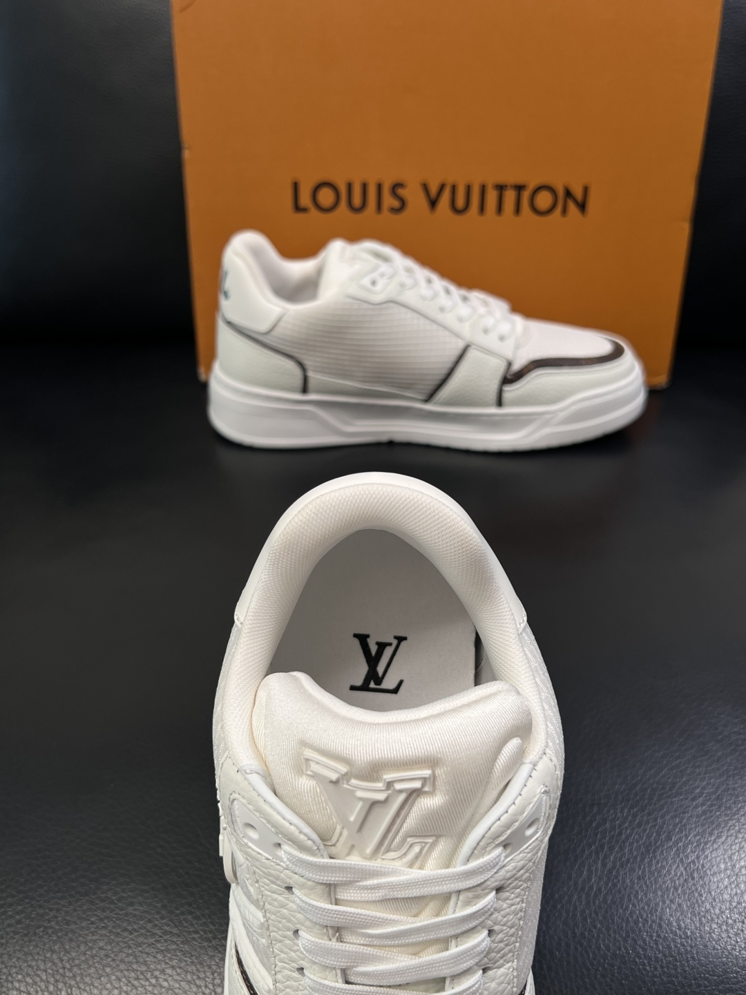 Lv  高品质  顶级工艺品  路易威登，运动板鞋专柜同步，鞋面意大利进口，高品质拼接缤纷色彩复杂工艺品