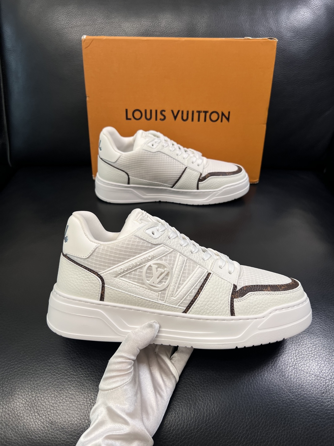 Lv  高品质  顶级工艺品  路易威登，运动板鞋专柜同步，鞋面意大利进口，高品质拼接缤纷色彩复杂工艺品