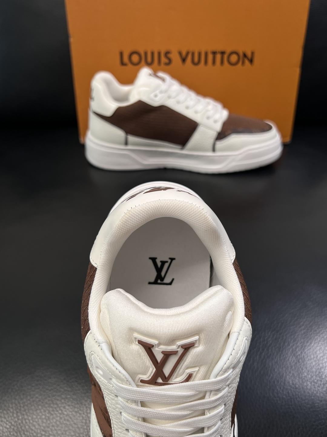 Lv  高品质  顶级工艺品  路易威登，运动板鞋专柜同步，鞋面意大利进口，高品质拼接缤纷色彩复杂工艺品