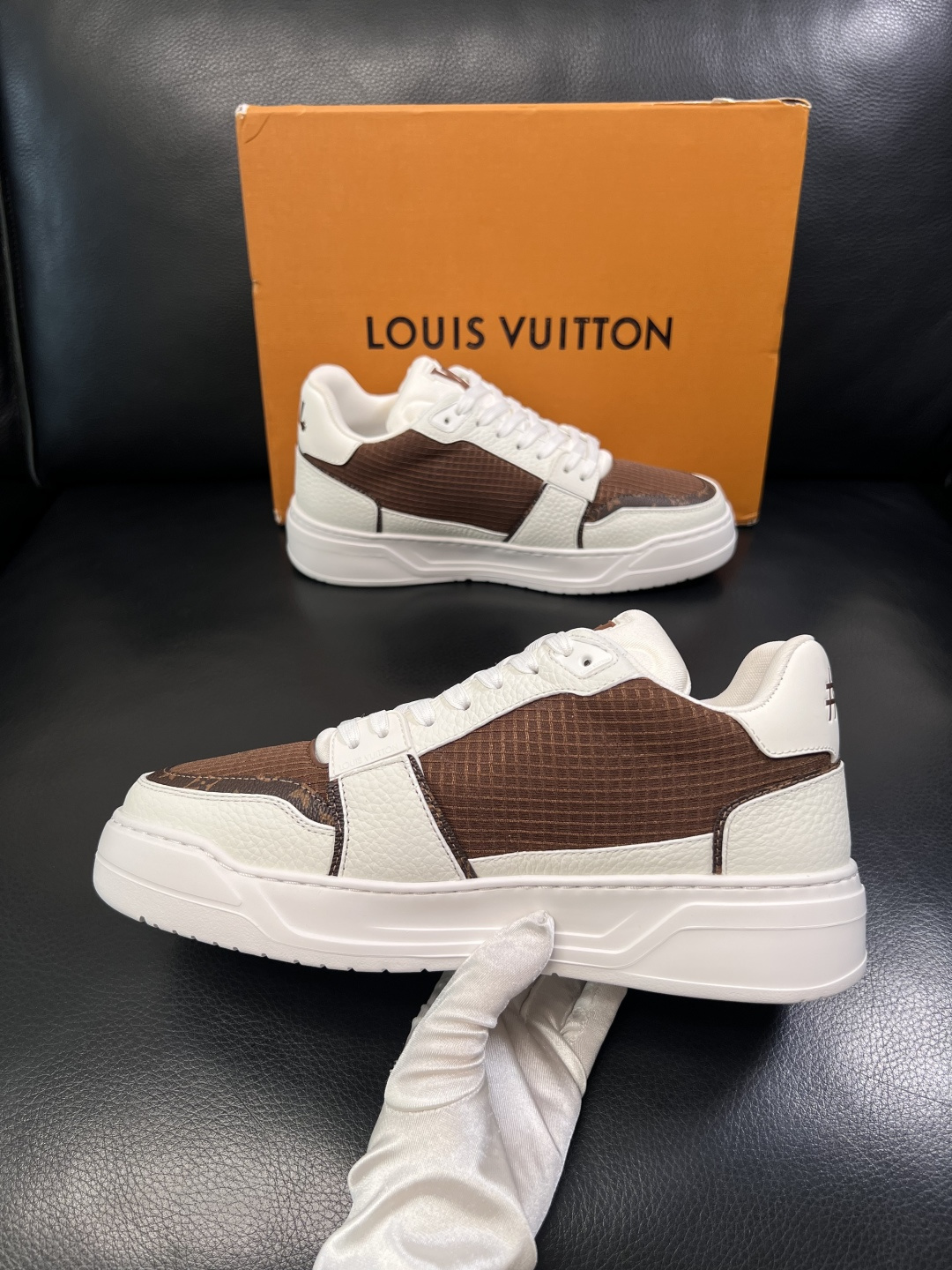Lv  高品质  顶级工艺品  路易威登，运动板鞋专柜同步，鞋面意大利进口，高品质拼接缤纷色彩复杂工艺品