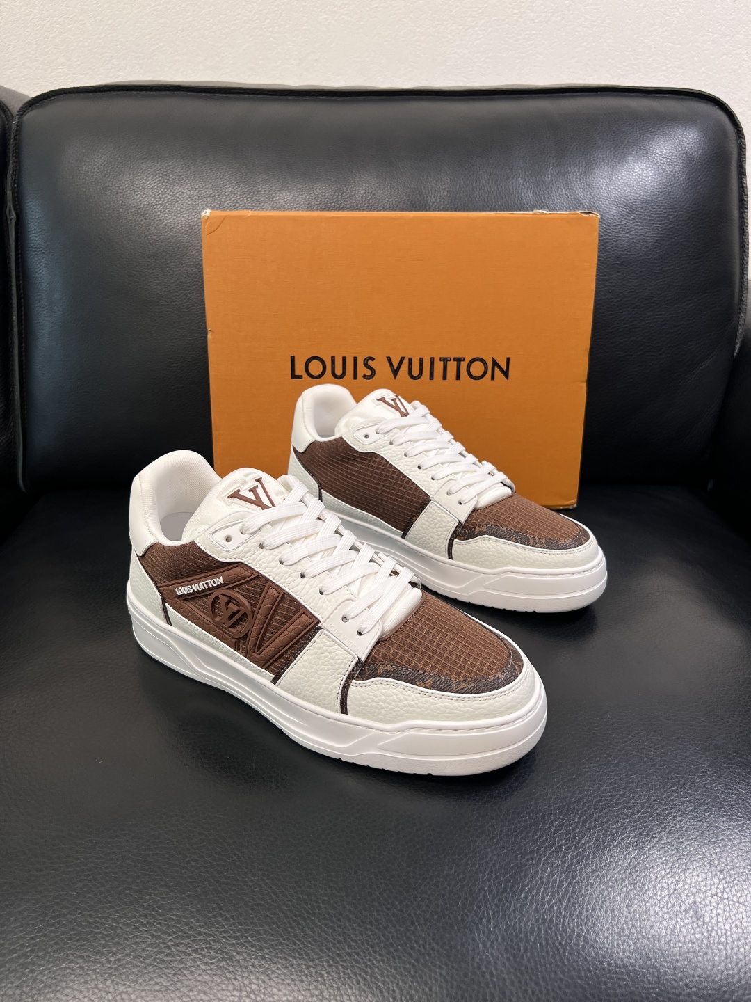 Lv  高品质  顶级工艺品  路易威登，运动板鞋专柜同步，鞋面意大利进口，高品质拼接缤纷色彩复杂工艺品