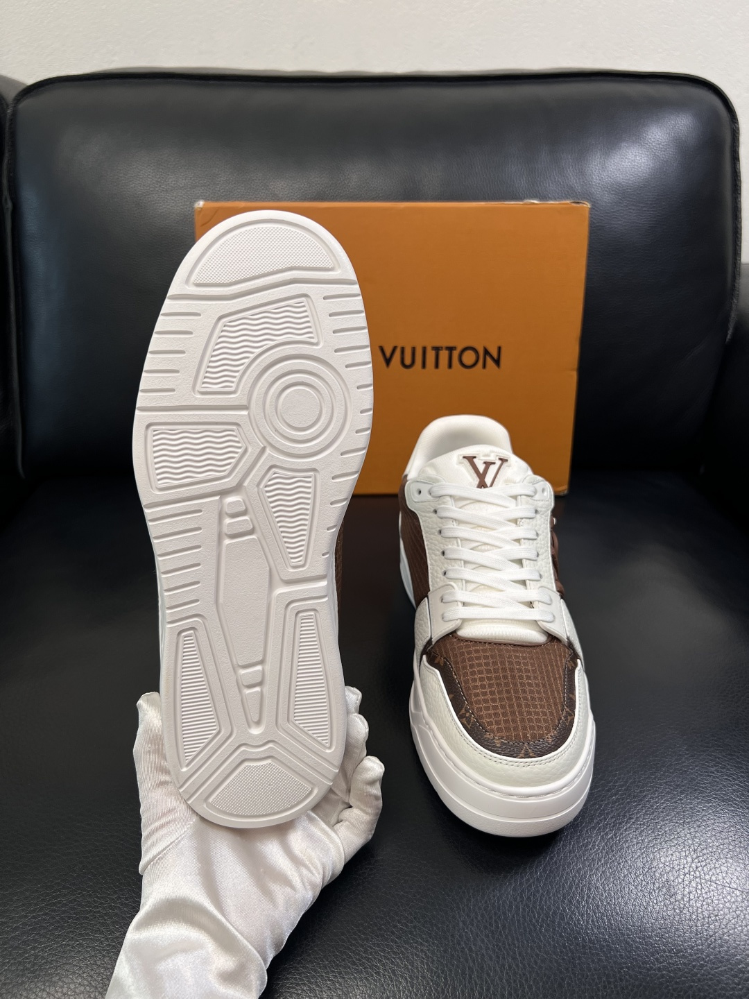 Lv  高品质  顶级工艺品  路易威登，运动板鞋专柜同步，鞋面意大利进口，高品质拼接缤纷色彩复杂工艺品