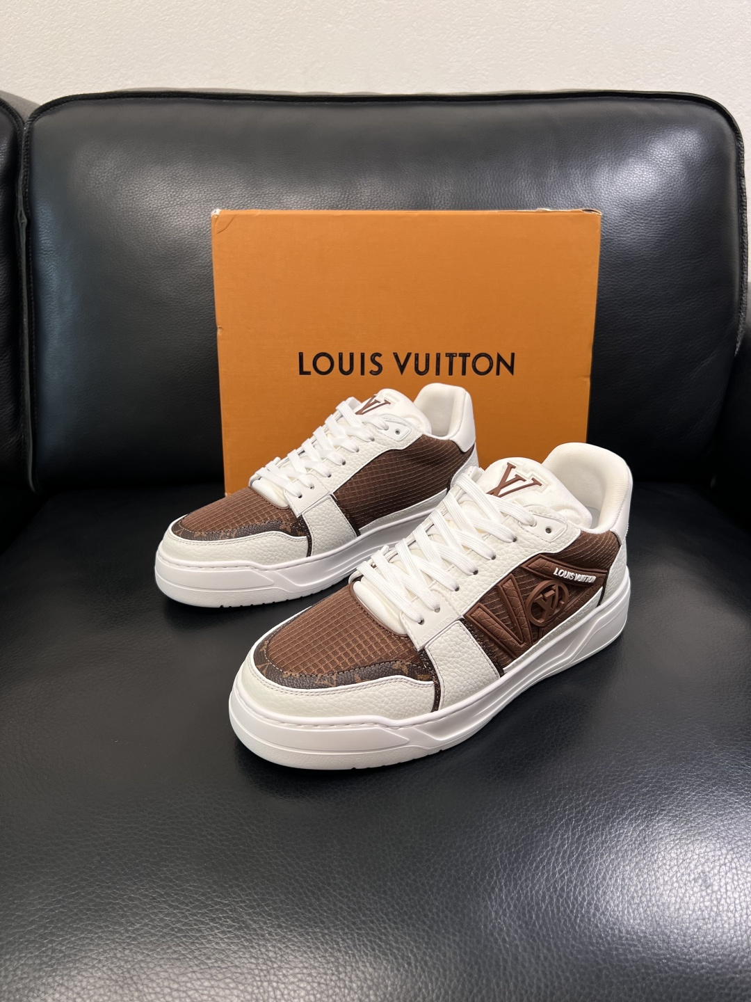 Lv  高品质  顶级工艺品  路易威登，运动板鞋专柜同步，鞋面意大利进口，高品质拼接缤纷色彩复杂工艺品