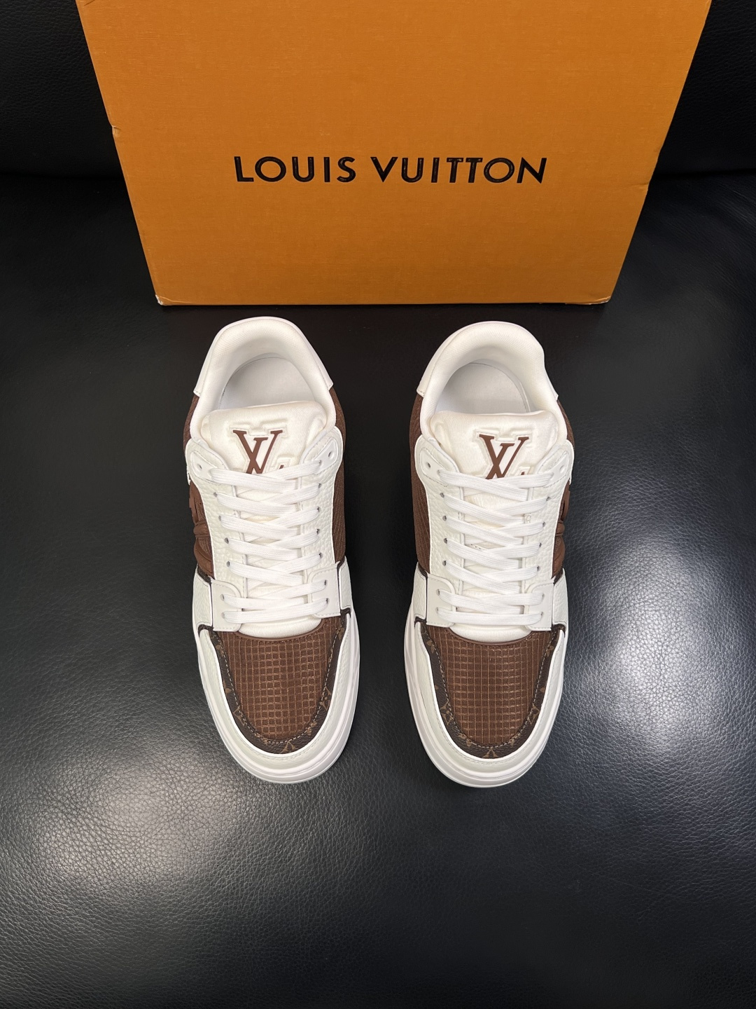 Lv  高品质  顶级工艺品  路易威登，运动板鞋专柜同步，鞋面意大利进口，高品质拼接缤纷色彩复杂工艺品