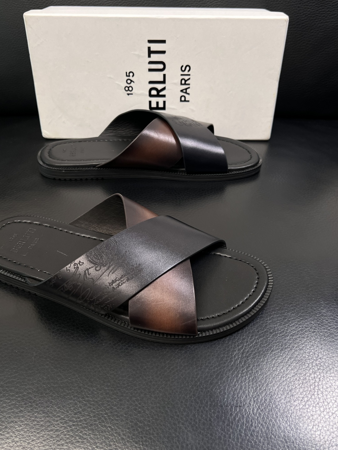 Berluti  高品质  顶级工艺品  布鲁提  拖鞋专柜同步发售原厂配置，意大利进口牛皮面料，全进口