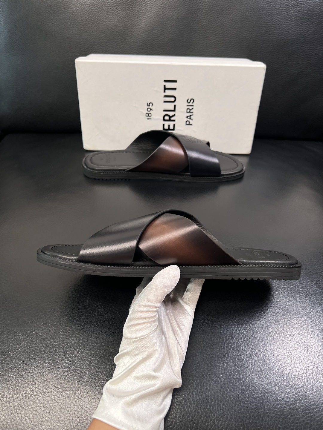 Berluti  高品质  顶级工艺品  布鲁提  拖鞋专柜同步发售原厂配置，意大利进口牛皮面料，全进口
