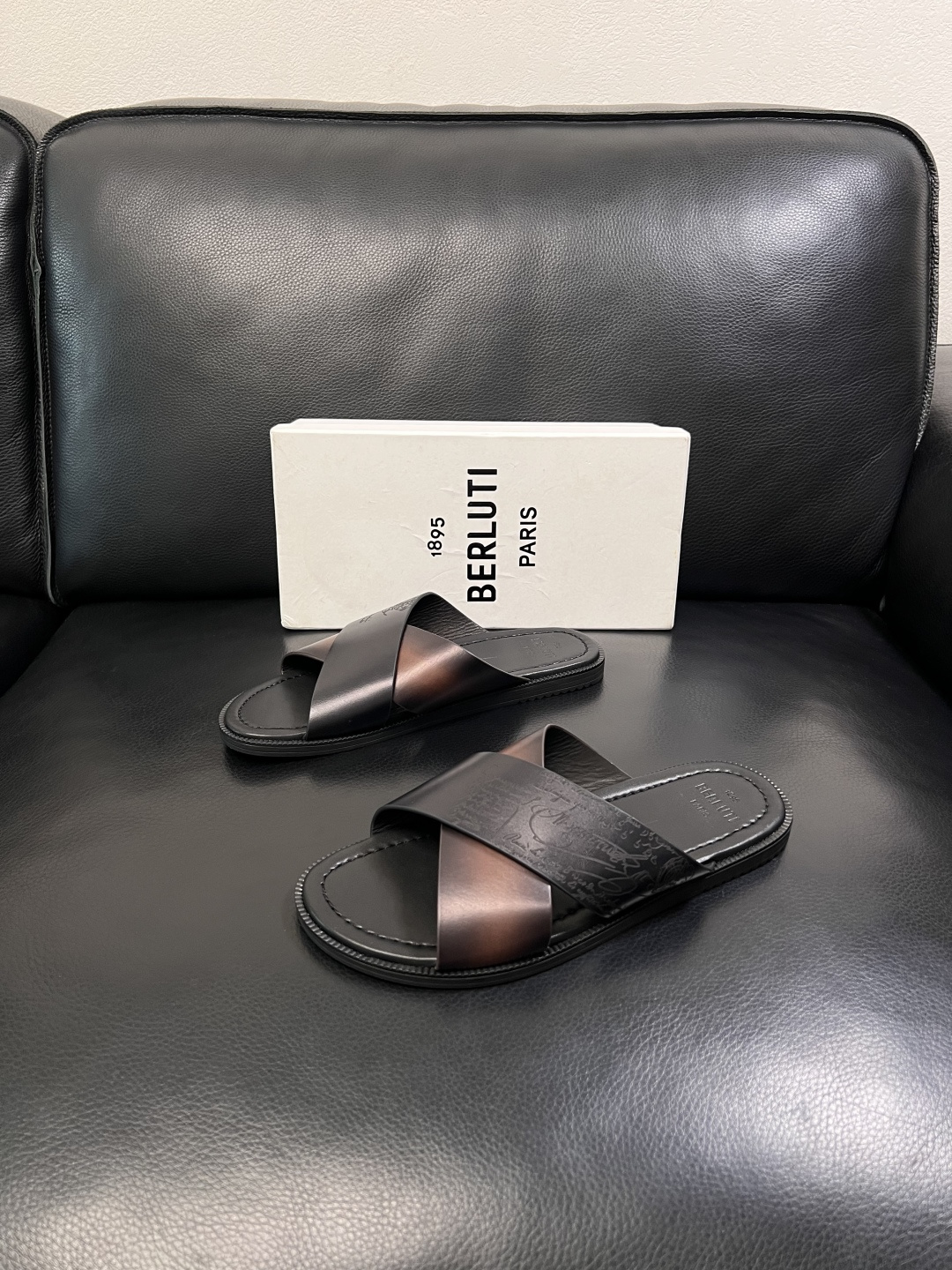 Berluti  高品质  顶级工艺品  布鲁提  拖鞋专柜同步发售原厂配置，意大利进口牛皮面料，全进口