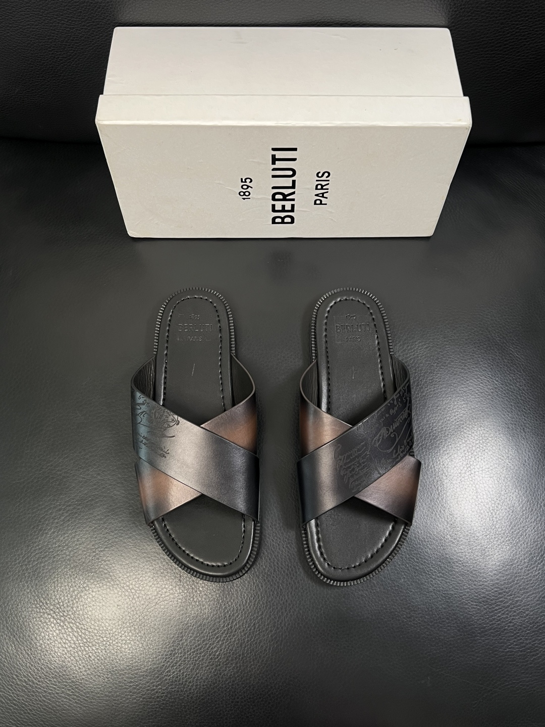 Berluti  高品质  顶级工艺品  布鲁提  拖鞋专柜同步发售原厂配置，意大利进口牛皮面料，全进口