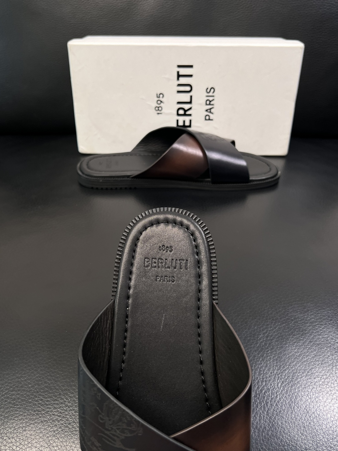 Berluti  高品质  顶级工艺品  布鲁提  拖鞋专柜同步发售原厂配置，意大利进口牛皮面料，全进口