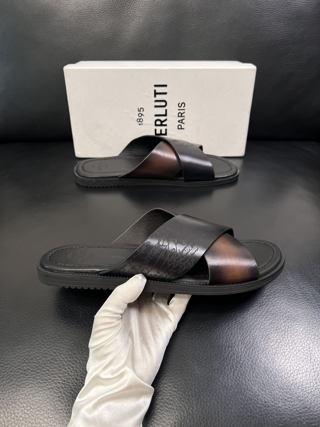 Berluti  高品质  顶级工艺品  布鲁提  拖鞋专柜同步发售原厂配置，意大利进口牛皮面料，全进口