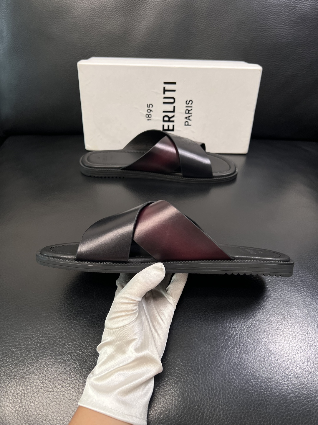 Berluti  高品质  顶级工艺品  布鲁提  拖鞋专柜同步发售原厂配置，意大利进口牛皮面料，全进口