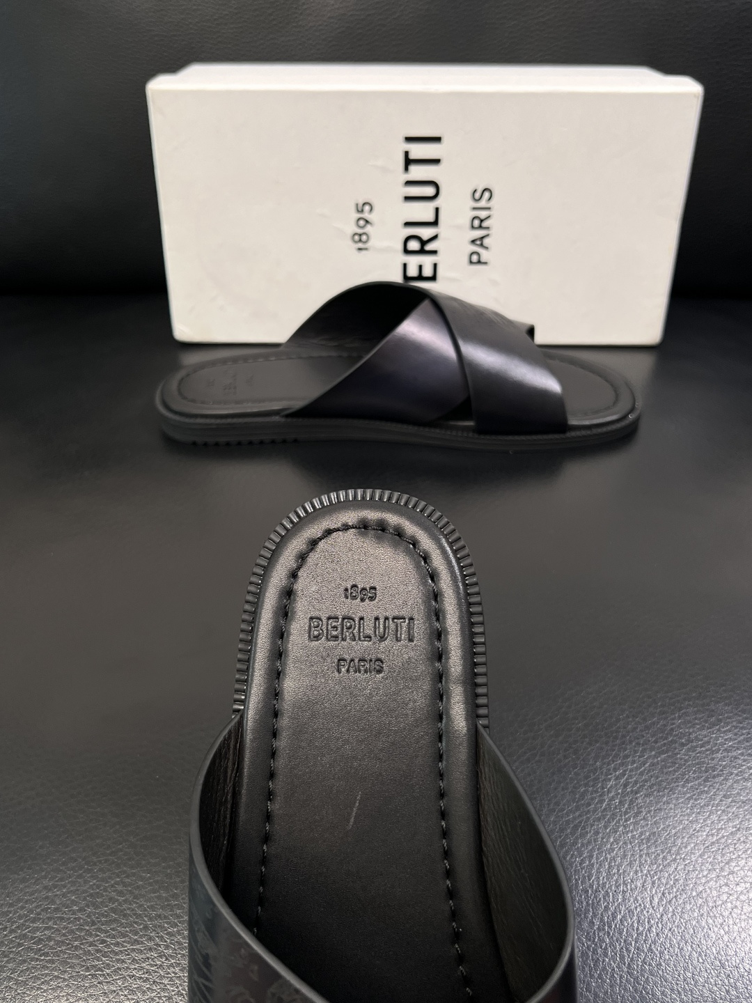 Berluti  高品质  顶级工艺品  布鲁提  拖鞋专柜同步发售原厂配置，意大利进口牛皮面料，全进口