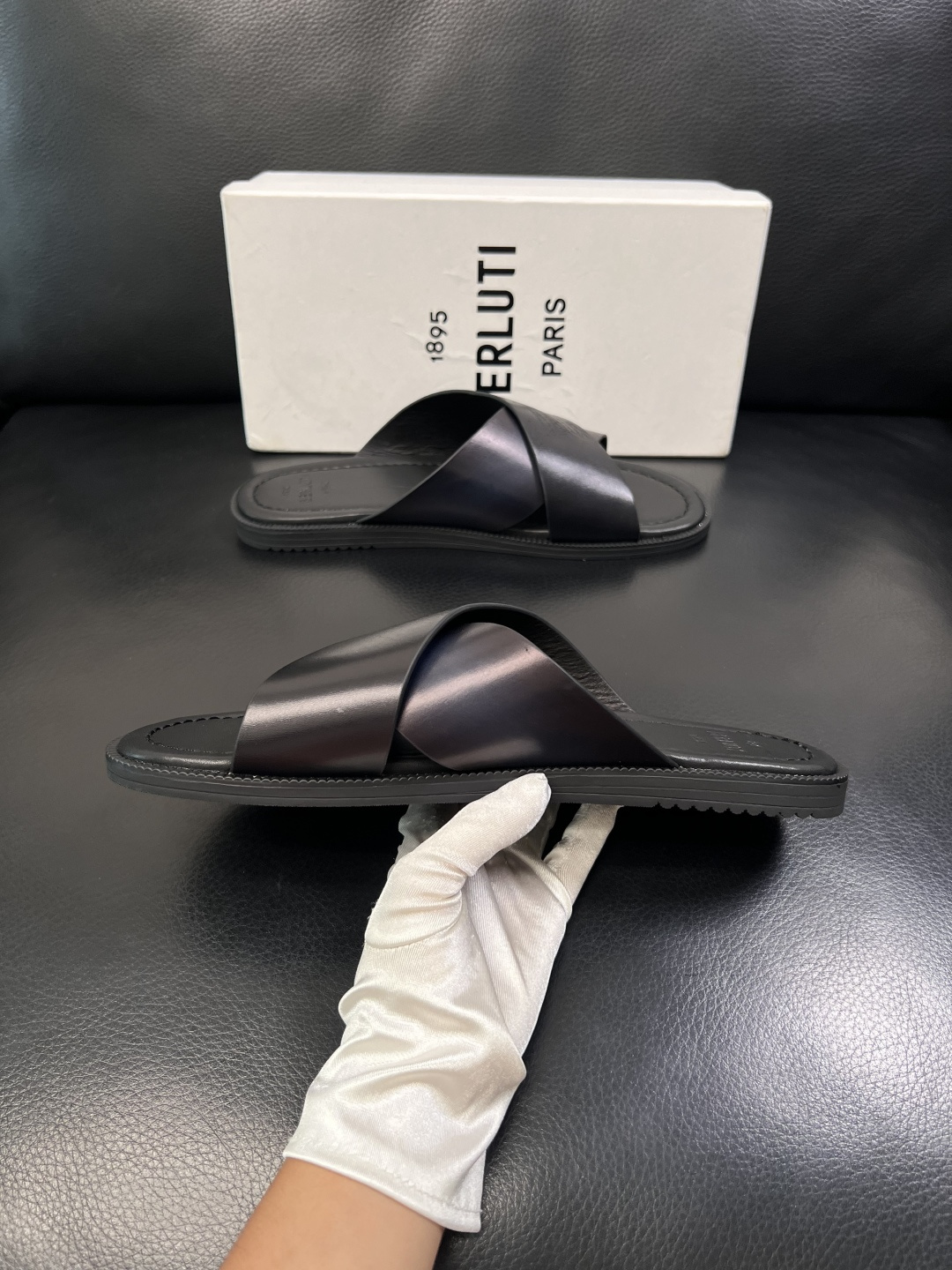 Berluti  高品质  顶级工艺品  布鲁提  拖鞋专柜同步发售原厂配置，意大利进口牛皮面料，全进口