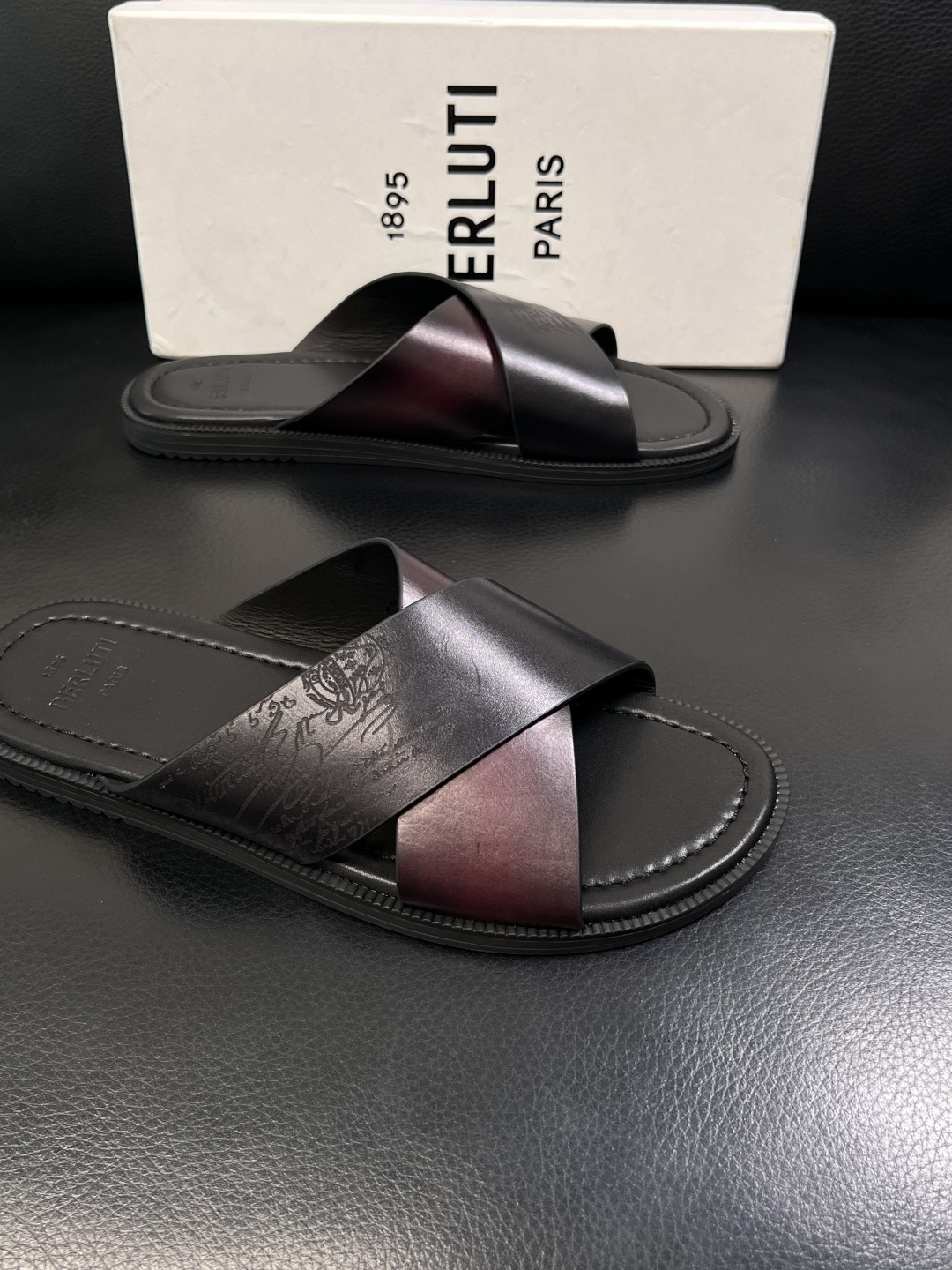 Berluti  高品质  顶级工艺品  布鲁提  拖鞋专柜同步发售原厂配置，意大利进口牛皮面料，全进口