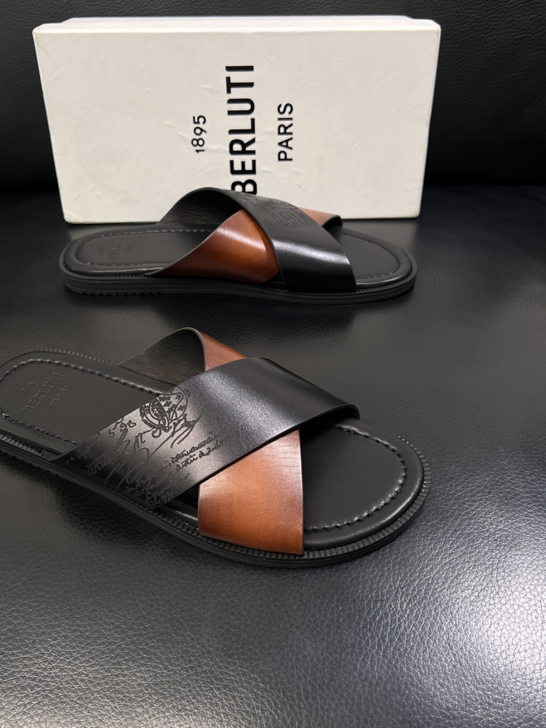 Berluti  高品质  顶级工艺品  布鲁提  拖鞋专柜同步发售原厂配置，意大利进口牛皮面料，全进口