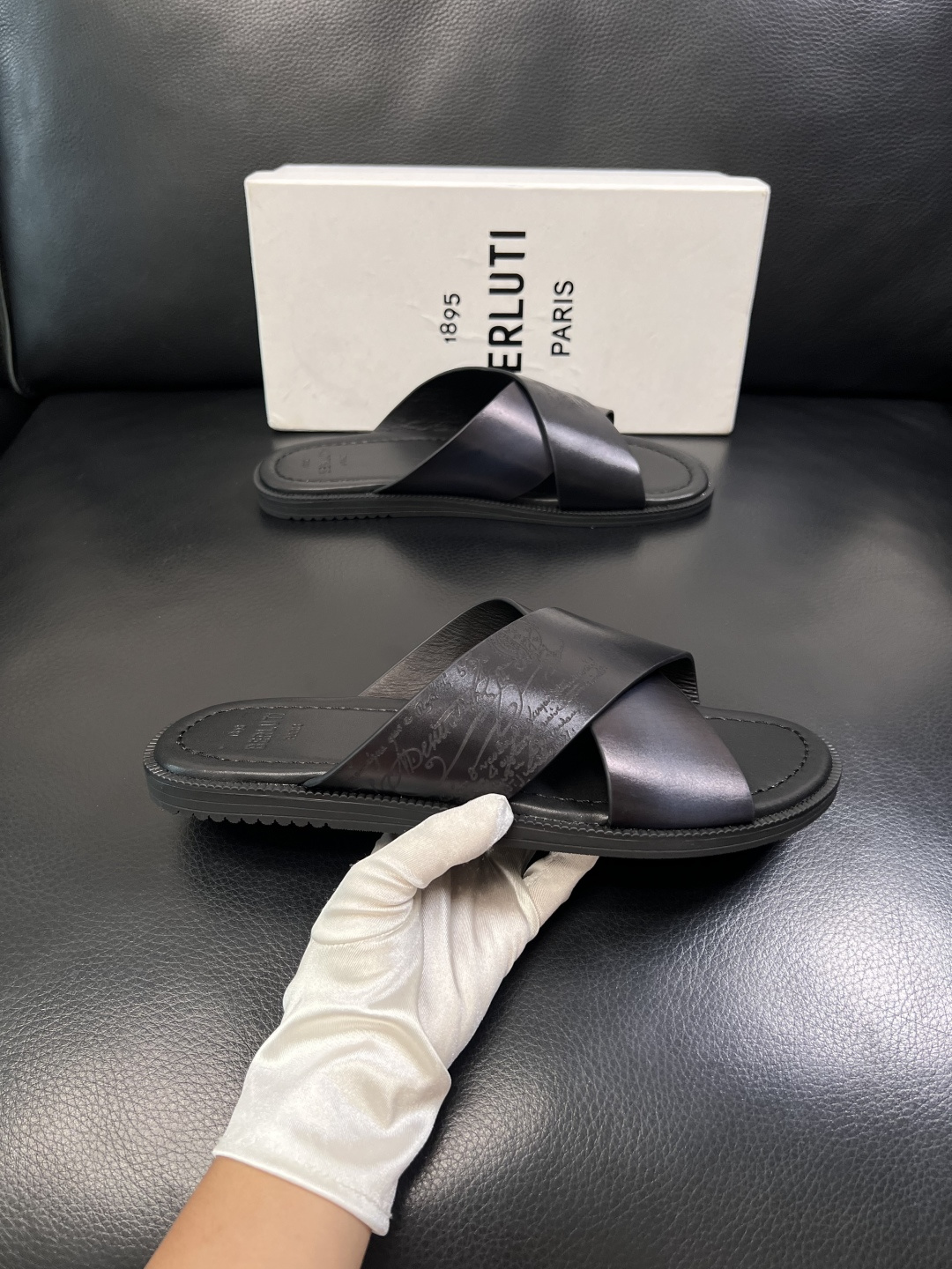 Berluti  高品质  顶级工艺品  布鲁提  拖鞋专柜同步发售原厂配置，意大利进口牛皮面料，全进口